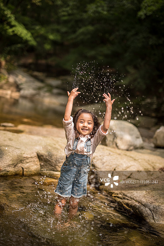 在山谷里戏水的小女孩图片素材