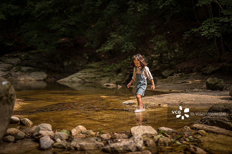 在水中行走的小女孩图片素材