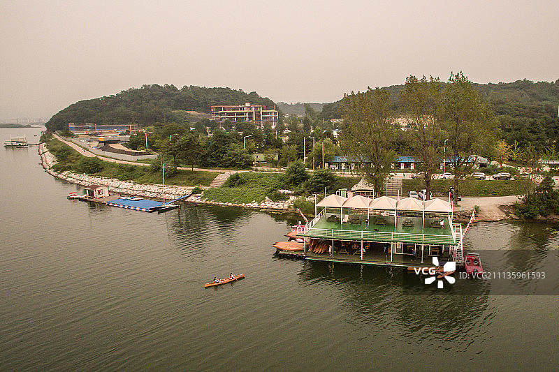 家庭在韩国春川山区河流中划独木舟图片素材