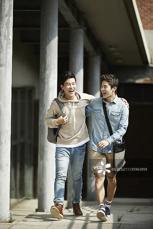 大学生们一起走路微笑的照片图片素材