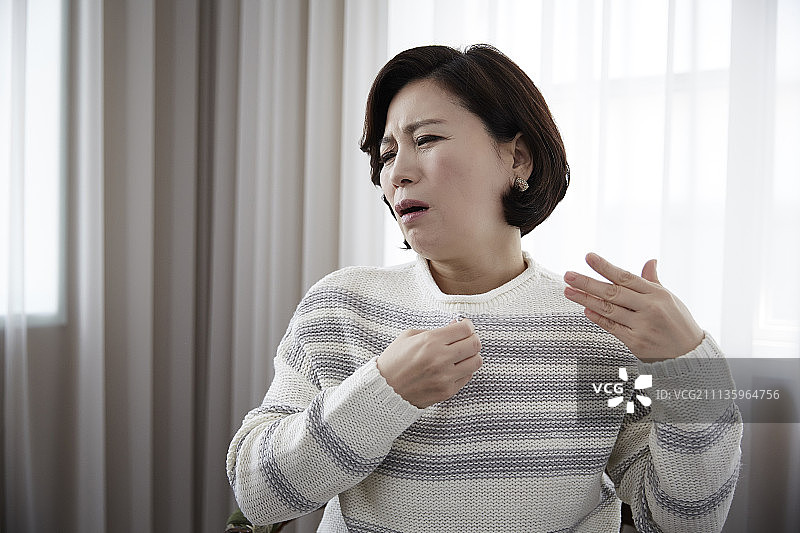 中年妇女坐在椅子上看起来很恼火的摄影图片素材