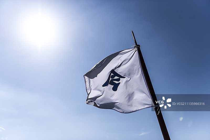 阳光下的电线杆和天空摄影图片素材