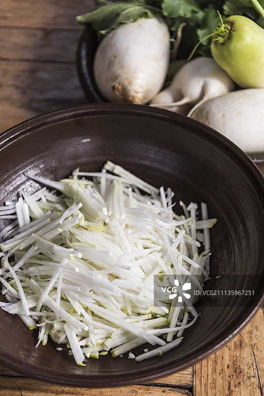 盘子里的一堆白萝卜丝摄影图片素材