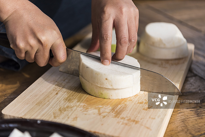 人手切割白萝卜摄影图片素材