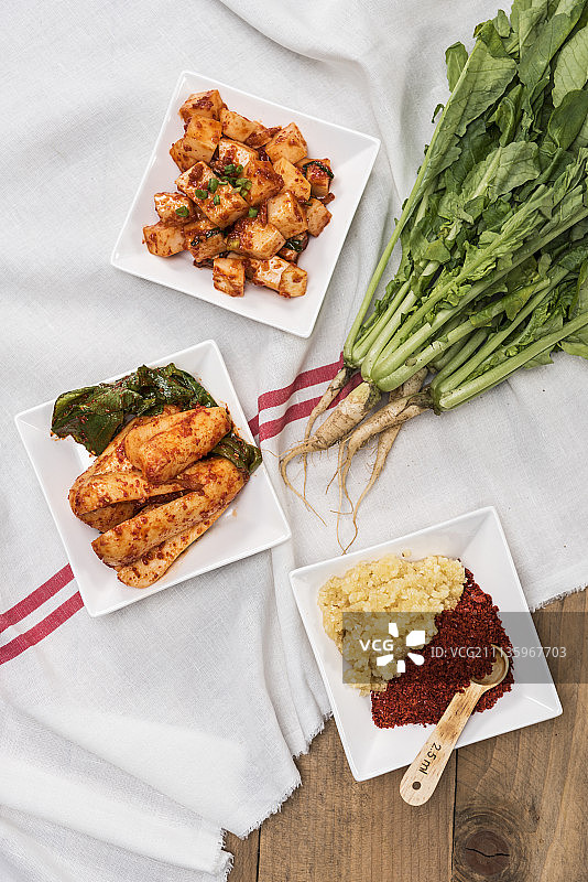 两种泡菜及其配料的摄影照片图片素材