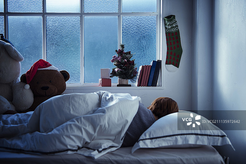 穿圣诞老人服装的人用工具修理椅子图片素材