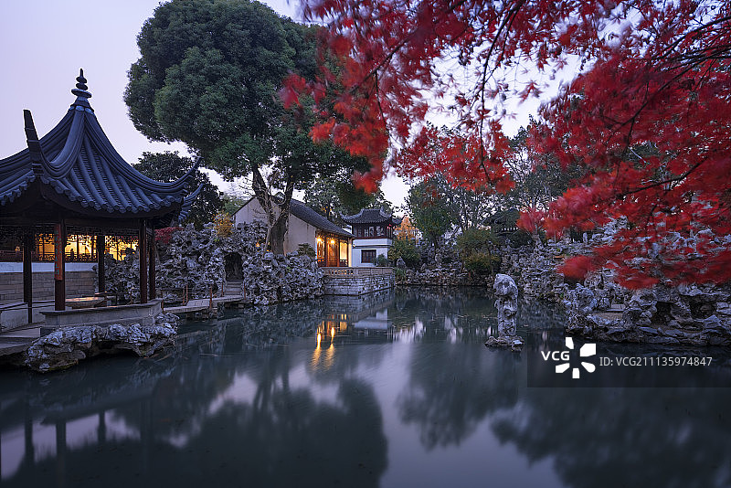 苏州园林秋天夜晚景色图片素材