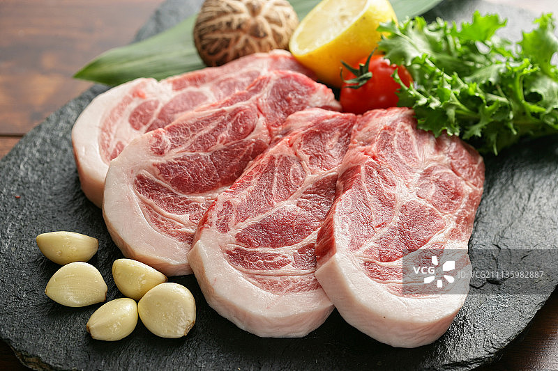 柠檬蘑菇烤猪颈肉图片素材