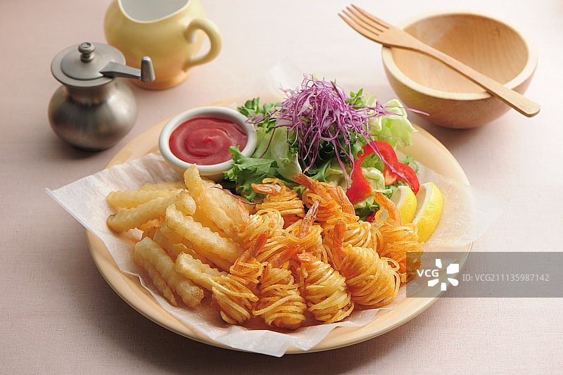 炸虾土豆饼配番茄酱和沙拉图片素材