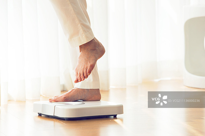 站在体重秤上图片素材