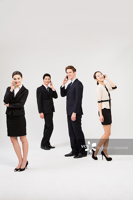 身穿西装、使用设备的青年男女图片素材