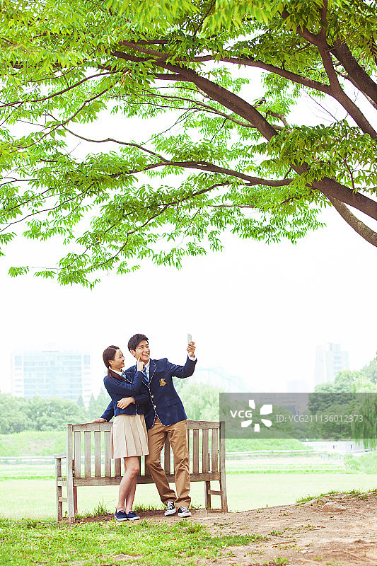 两名学生自拍图片素材