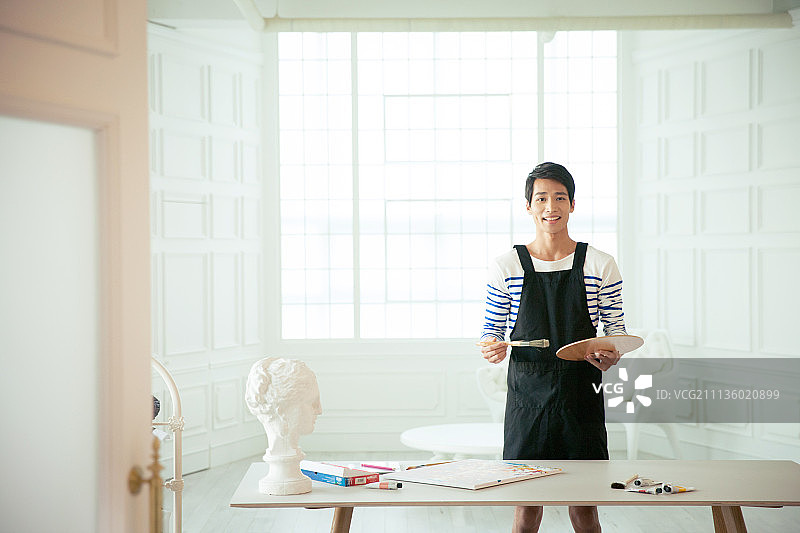 20多岁的女性绘画图片素材