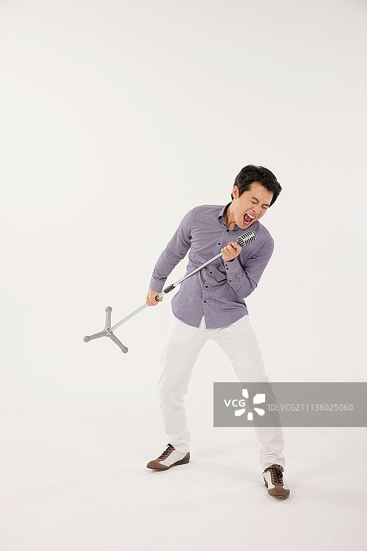 30多岁的商人拿着麦克风唱歌图片素材