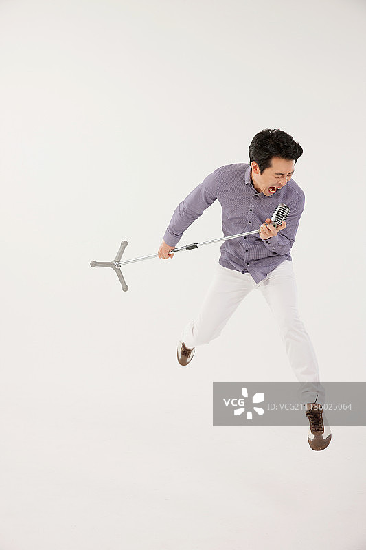 30多岁的商人拿着麦克风唱歌图片素材
