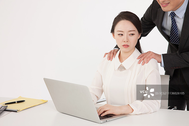 女员工对老板的触碰感到不悦图片素材