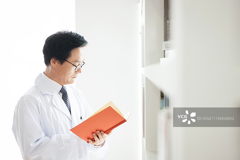 男医生正在看书学习资料图片素材