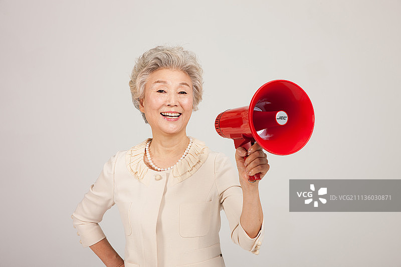 年长的妇女拿着一个扩音器图片素材