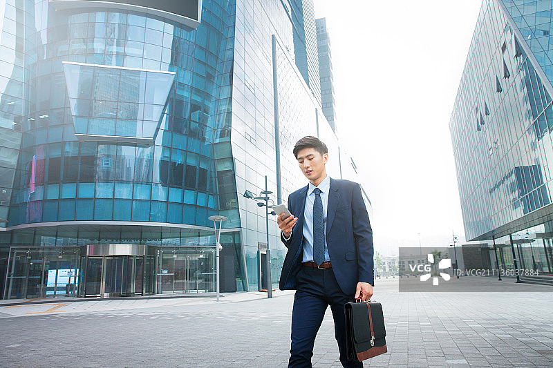 男子在城市中行走图片素材