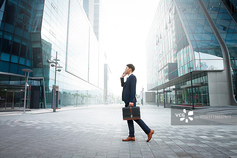 男子在城市中行走图片素材