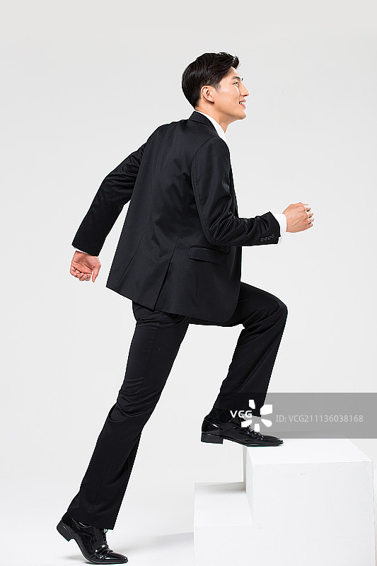 男子爬楼梯图片素材