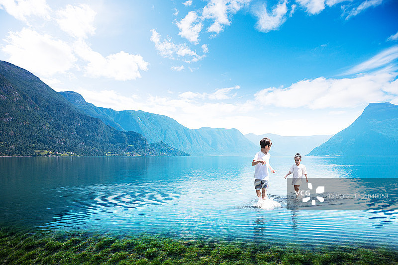 玩水的孩子们图片素材