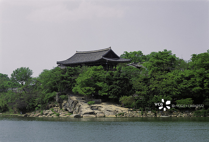 绿色瓦屋与亭台图片素材