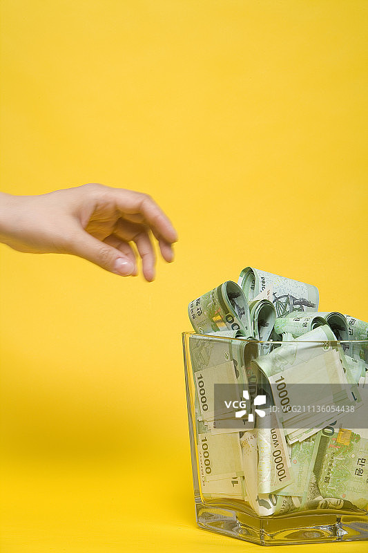 货币，人手，浸图片素材