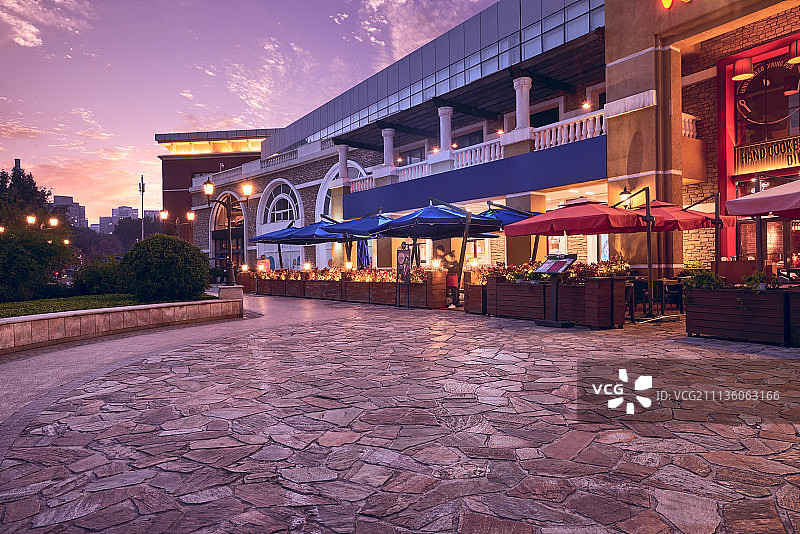 欧式露天咖啡馆浪漫夜景和休闲广场图片素材