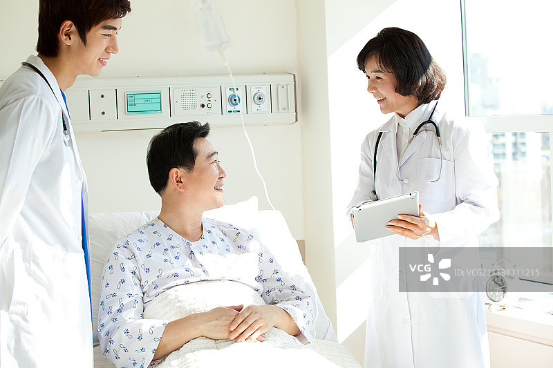 中年男医生和病人图片素材