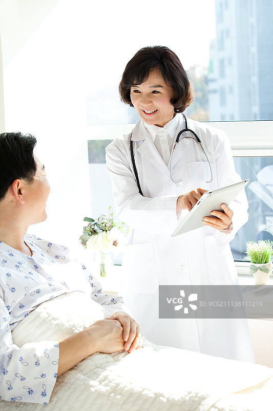 中年男医生和病人图片素材