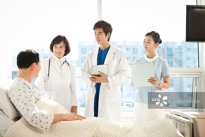 中年男医生和病人图片素材