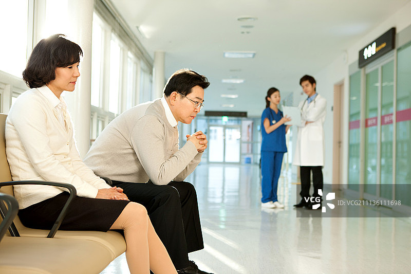 坐在椅子上的医护人员图片素材