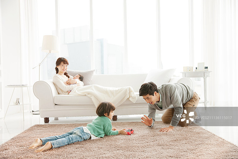 父子在客厅里玩玩具图片素材