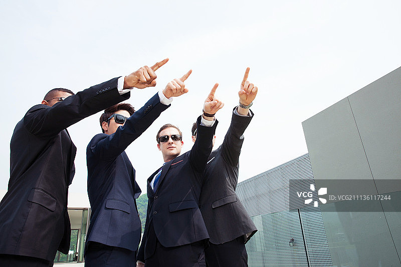 戴墨镜的四位商人图片素材
