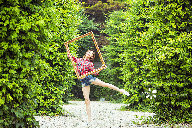 跳舞的女人拿着相框图片素材