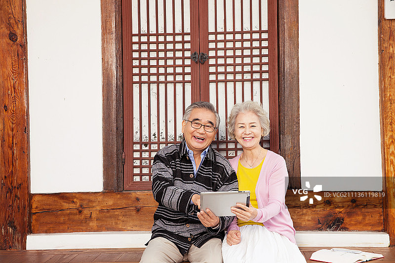 祖父母使用iPad图片素材