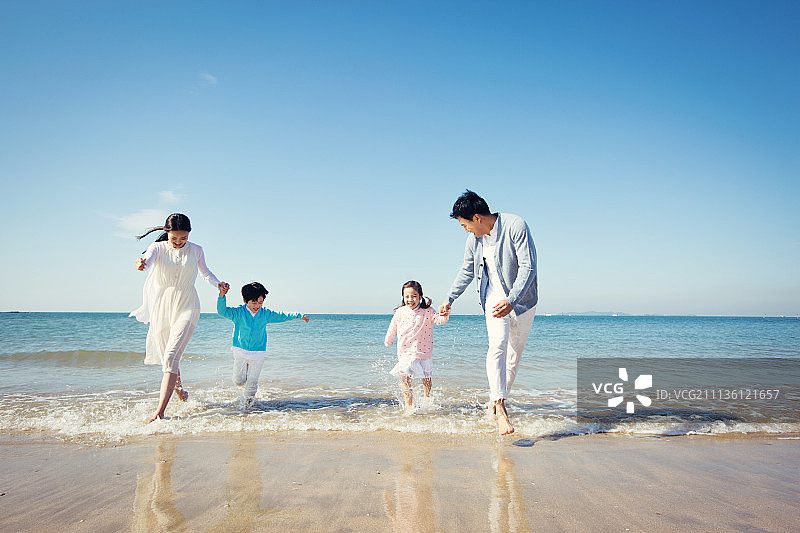 快乐的一家人在海边图片素材