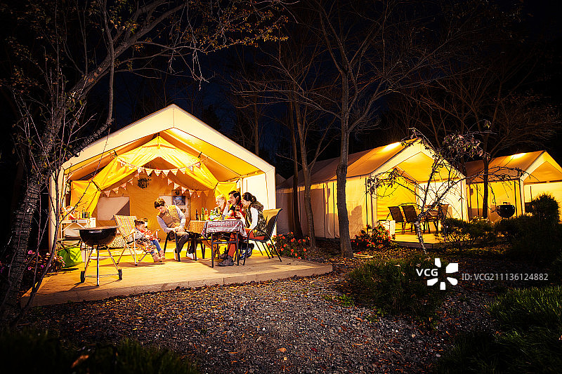 人们在夜晚露营图片素材