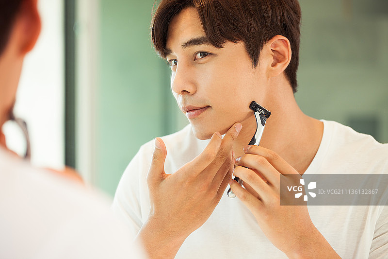 韩国男人刮胡子图片素材