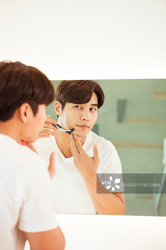 韩国男人刮胡子图片素材