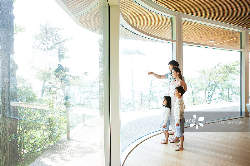 烘焙窗口，俯瞰父母和孩子图片素材