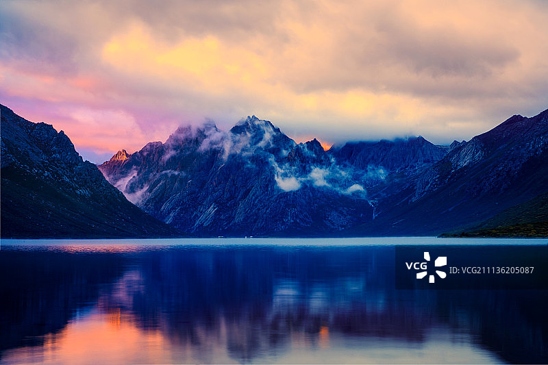 年宝玉则山脉日落图片素材