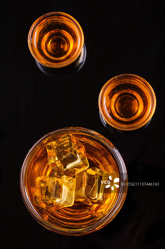 酒杯里的饮料和冰块图片素材