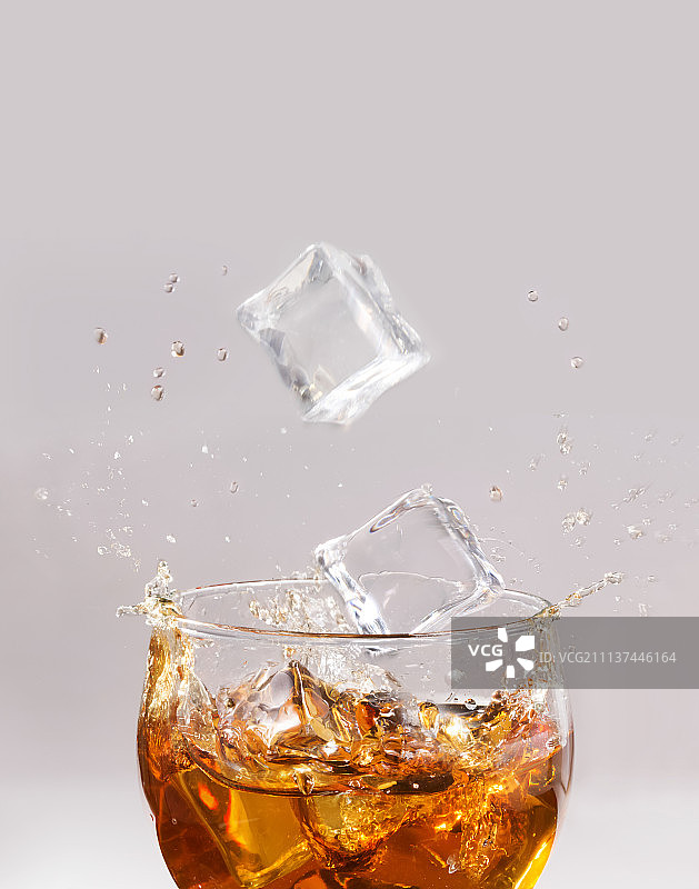 酒杯里的饮料和冰块图片素材