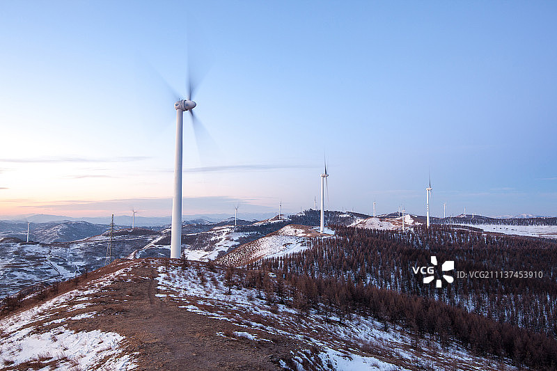 草原上的风力发电站图片素材
