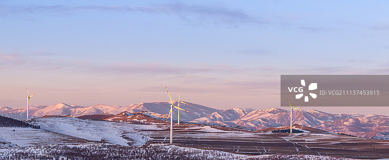 草原上的风力发电站图片素材