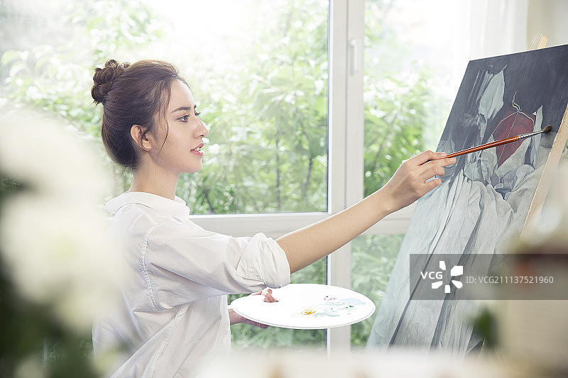 女画家在画室画画图片素材