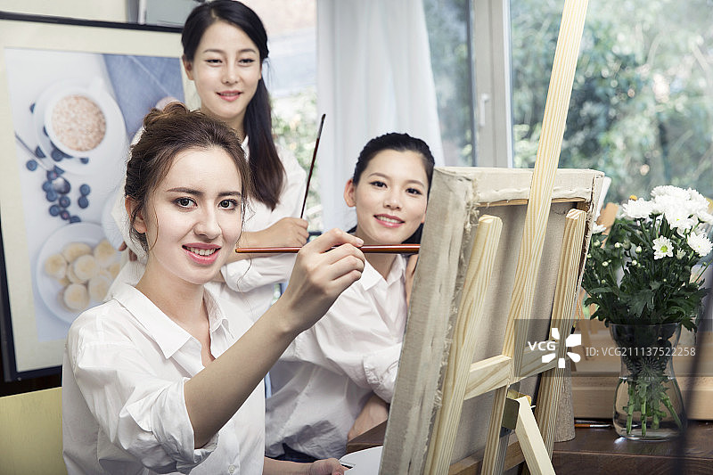 闺蜜在画室画画图片素材
