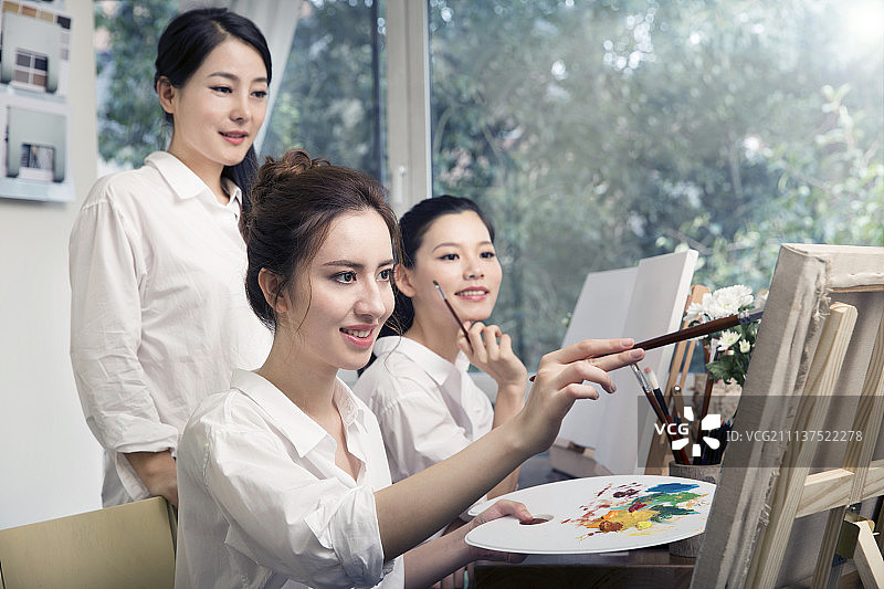 闺蜜在画室画画图片素材